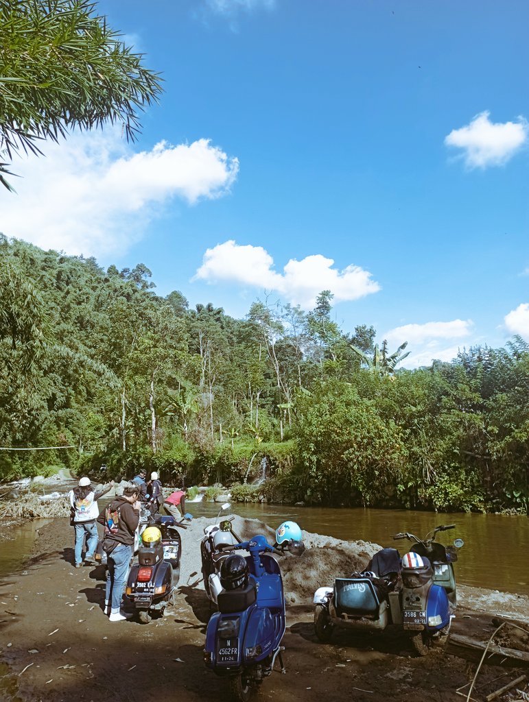 Desmonjn70's tweet photo. Touring lagi bisa nih...
#malves #Vespa #scooter #scooterist #piagio https://t.co/5jUmZUeLna