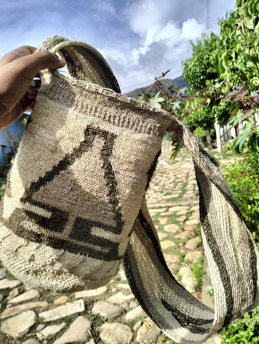 elatanquero's tweet photo. Obras de mi madre @polifacetica04 , la MOCHILA TRADICIONAL KANKUAMA DE FIQUE O MAGUEY 100% TRADICIONAL , COLORES NATURALES .

UNICAS Y HERMOSAS ❤️❤️❤️ https://t.co/d7V87Em4wk