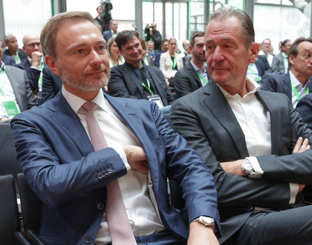 kochmich's tweet photo. @c_lindner @fdp @DjirSarai Der FDPflüsterer und sein Gaul. 🤡 https://t.co/euFurpyM9D