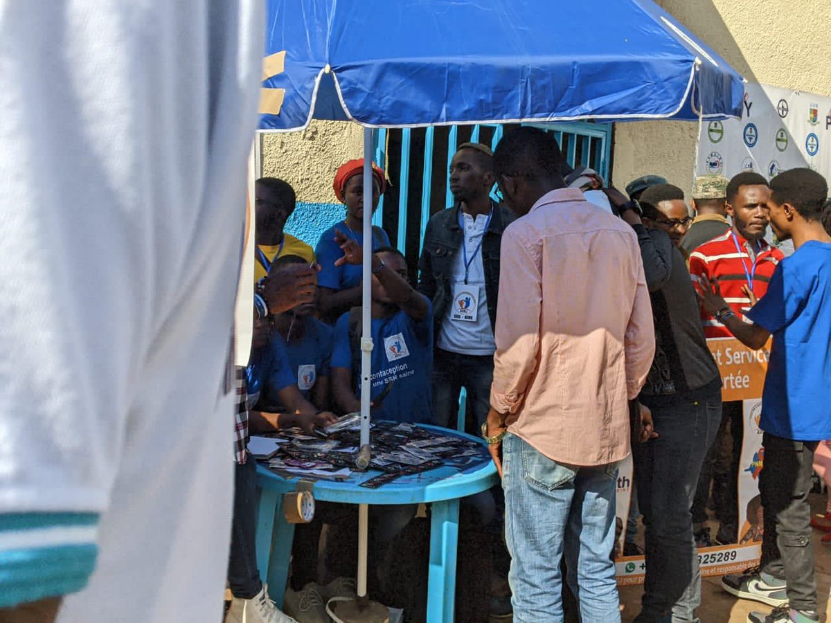 Asrjrdcongo's tweet photo. Lors ce que les jeunes ne sont pas informés, ils se désinforment entre eux. 

Profitant de la cérémonie d’accueil de nouveaux à l’#UOB, @Asrjrdcongo a organisé une sensibilisation universitaire pour préserver les nouveaux étudiants de toute désinformation sur la #SSR. https://t.co/wtKnBincGv