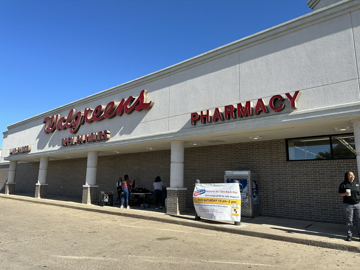 PasadenaPDTX's tweet photo. Our DEA Pill Take Back is happening now! Bring your old, expired, or unused medications and drop them off, so they can be properly disposed of. No sharps will be accepted. We will be at the Walgreens (Spencer Hwy. @ Burke) until 2 pm. #pilltakeback https://t.co/gXauzDmzXP