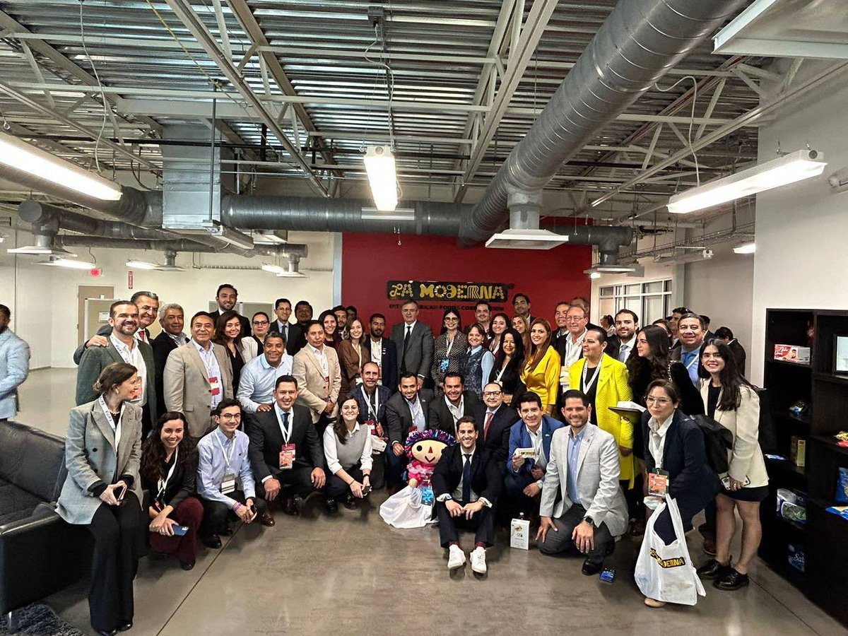 m_ebrard's tweet photo. Concluyó exitosamente ayer el Convoy de ciudades mexicanas a Texas con una visita a la empresa mexicana “ Moderna “ la que con esfuerzo y tecnología avanza todos los días en el mercado de los EU . Felicitaciones !!! https://t.co/c3yfrk2V62
