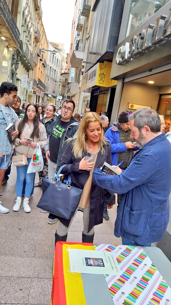 Carles_Porta's tweet photo. Quina gran rebuda a casa! Gràcies #Lleida https://t.co/8D6uPEIMrT