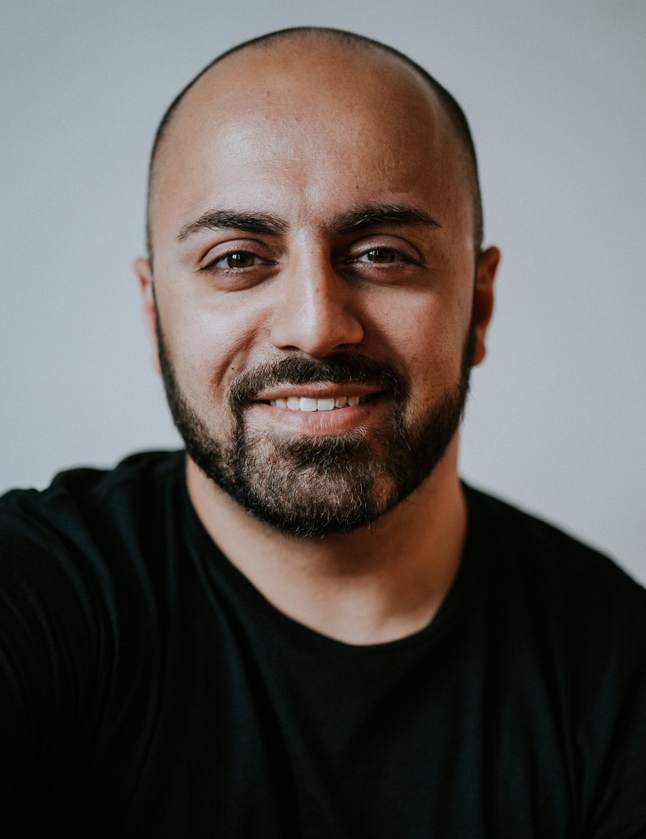 AliMahlodji's tweet photo. Es ist die Kunst, sich selbst auszuhalten, die langfristig den Unterschied ausmacht.
Sowohl in Momenten, in dem alle Träume in Erfüllung gehen also auch in den Momenten, wo sich aller Anschein nach das Leben gegen einen verschworen hat. 
Was ich den Menschen oft sage, die zu mir kommen ist „setze einen Schritt vor den anderen und sei dir bewusst, dass auch der größte Sturm vorbei geht. Halte es aus, dass Dinge mal schief laufen und noch mehr halte es aus, wenn du erfolgreich bist.“

Foto: Raffael Stiborek