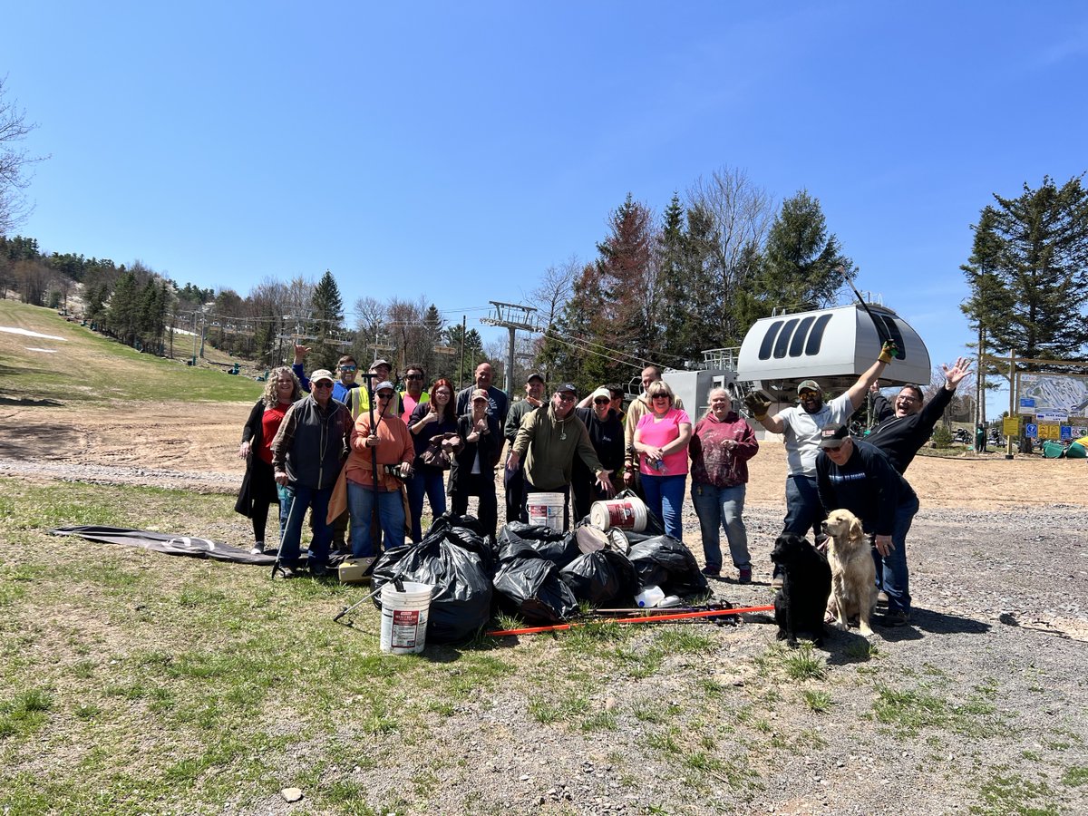 skiJFBB's tweet photo. First round of 'Pick up the Poconos' at Big Boulder was a success! Join us on May 4th for our clean-up day at Jack Frost! Register here: https://t.co/QVtSIEkPsC 💙 
.
Let's show our love for nature by keeping our surroundings clean and beautiful 🌍🌿 https://t.co/AdhkQ2sKX0