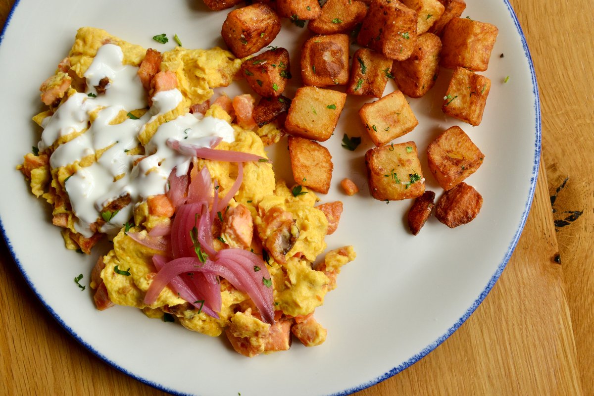 Salmon scramble is the perfect way to start the weekend 😋 Made with scrambled eggs, tomato, pickled red onions, and drizzled with sour cream makes the perfect match for bottomless mimosas! 🍳🥂🐟
#landandlakeaville #andersonvillechicago #chicagobrunch #mimosabrunch #eggsbenedict