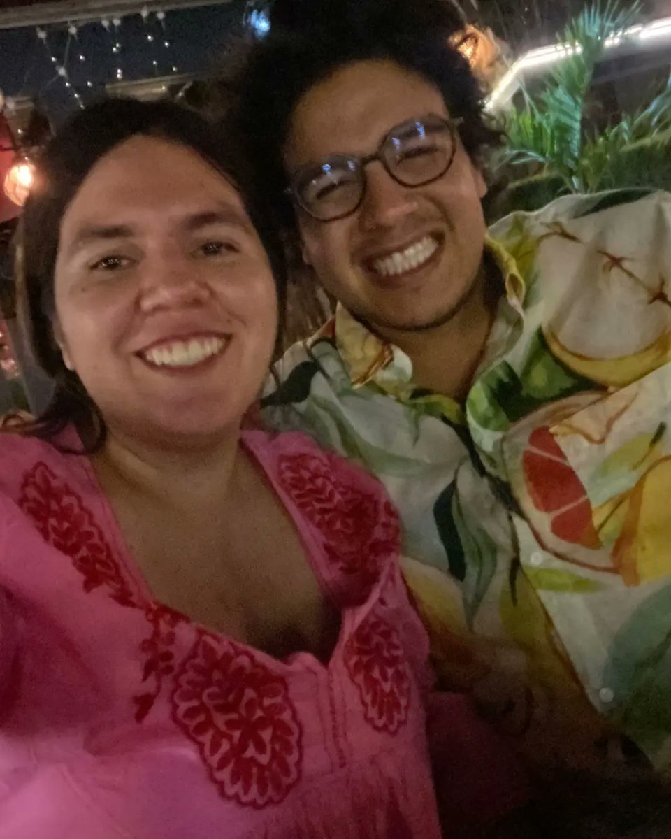 Pameesh's tweet photo. Amigos,  mi crush de la universidad me pidió que me case con él y estoy que no me la creo. Viviendo el sueño. Te amo mi amor ♥️ https://t.co/34IuXiQUBz