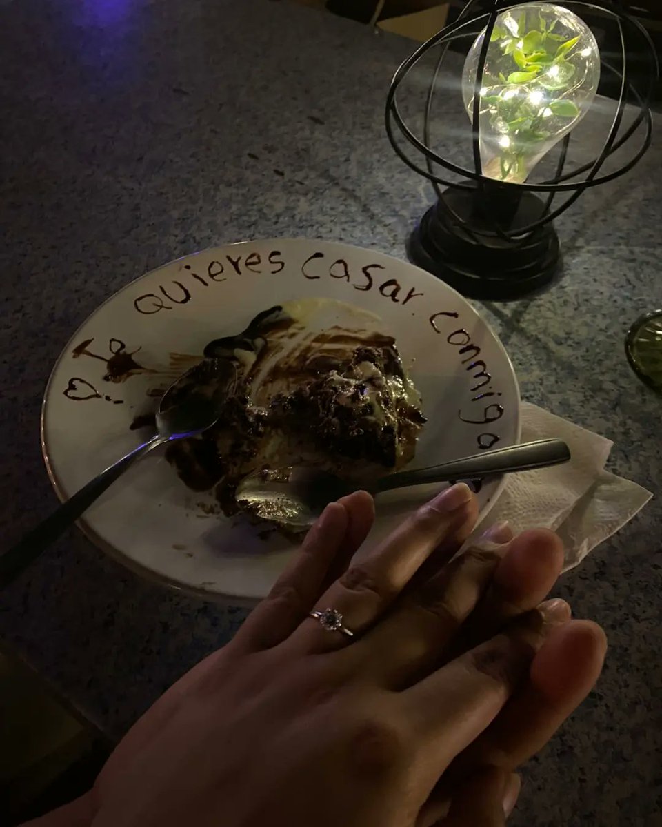 Pameesh's tweet photo. Amigos,  mi crush de la universidad me pidió que me case con él y estoy que no me la creo. Viviendo el sueño. Te amo mi amor ♥️ https://t.co/34IuXiQUBz
