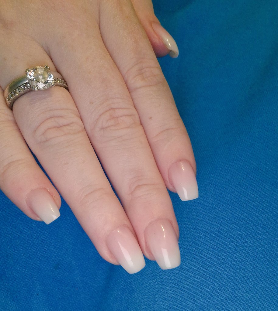 Jenniesapetal's tweet photo. New nails day! #OmbreFrench https://t.co/knKJBX6orK