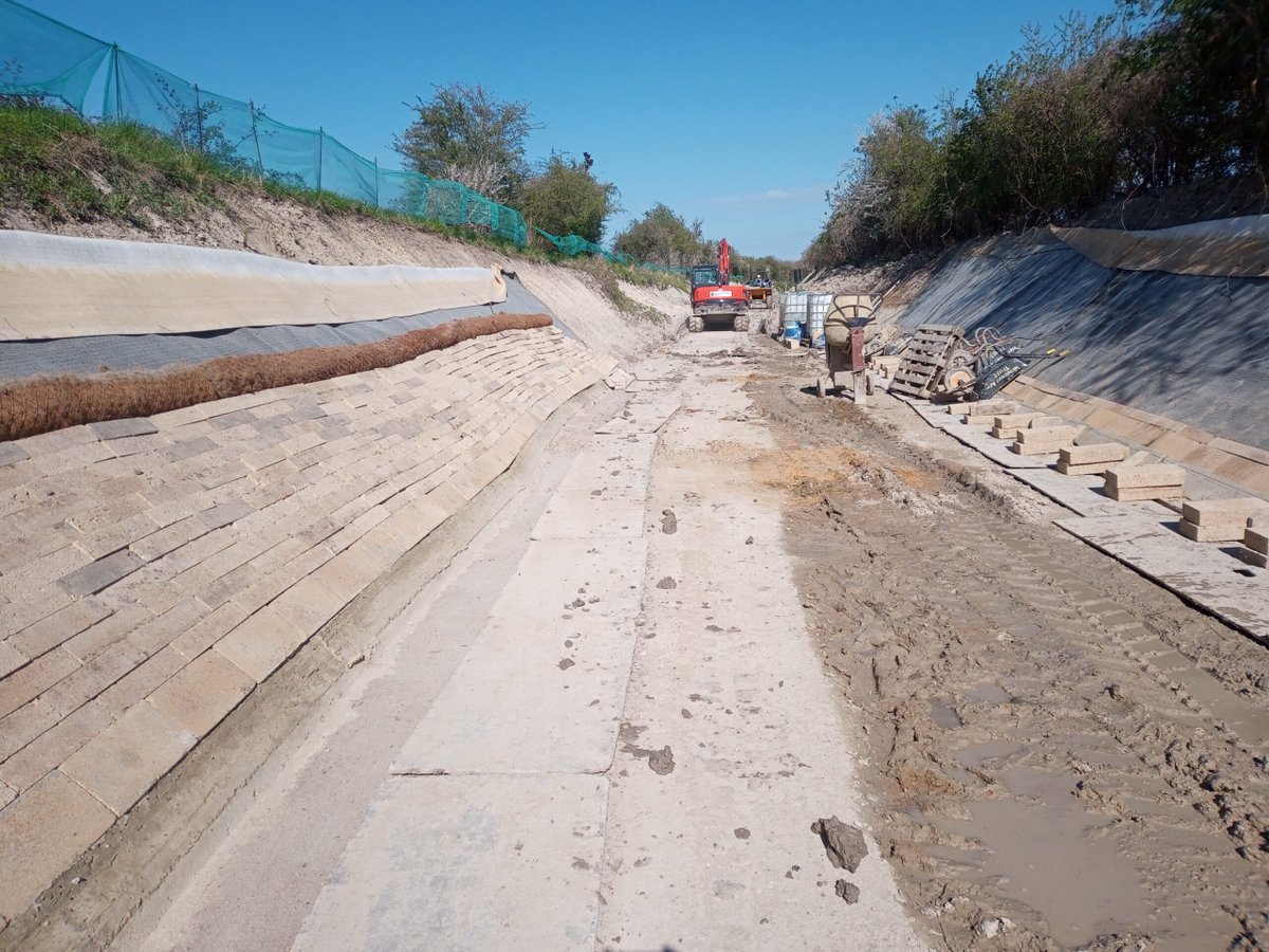 Wendover Canal Trust volunteers installed 40 metres of Bentomat waterproof lining, in a 10 day work party for April…wendovercanal.org.uk/april-2023-ope…