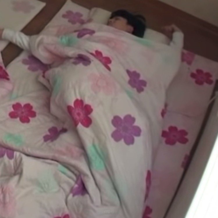 หน้าทลเต้มไปด้วยผุ้คนที่แฮปโน่ 
โน่:
