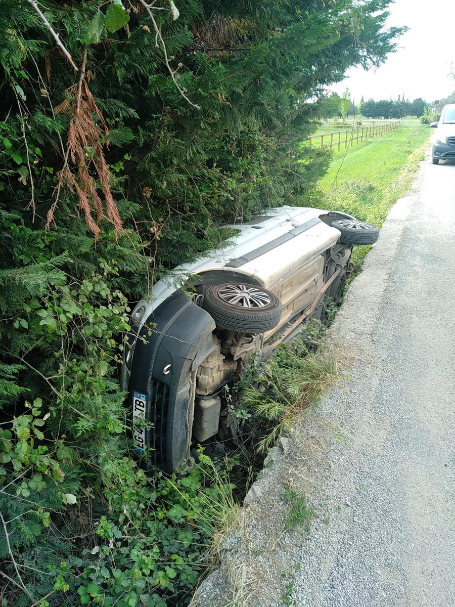 metropolradio's tweet photo. Quand la route n'est pas assez large....
Heureusement pas de victime.
Soyez prudents chemin des Incapis Draguignan... https://t.co/CvCnV9I9E1