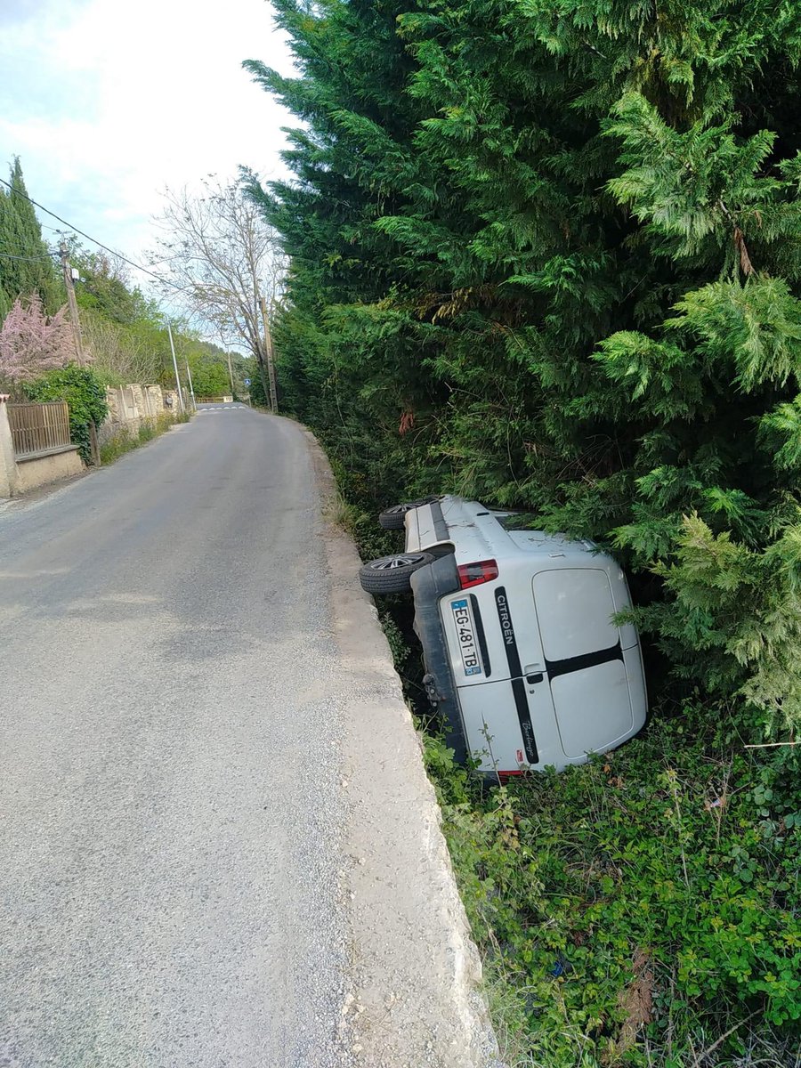 metropolradio's tweet photo. Quand la route n'est pas assez large....
Heureusement pas de victime.
Soyez prudents chemin des Incapis Draguignan... https://t.co/CvCnV9I9E1