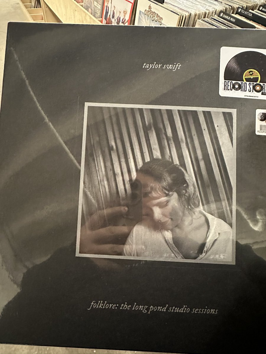 I was able to get an extra folklore:lond pond session, so I’m giving it away , 
Just RT this: US ONLY
 #therecordwasboughtbyme
#rsd23