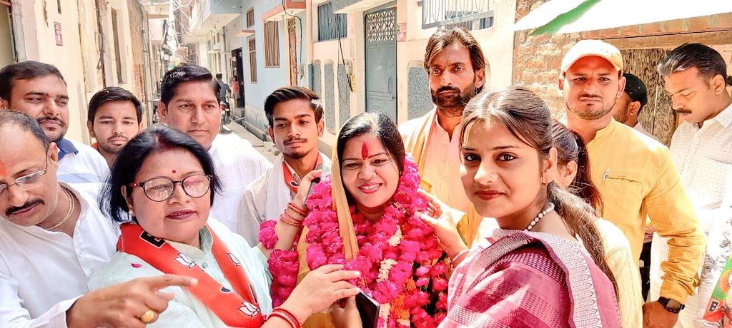AshaPorwal5's tweet photo. आज सिरसागंज नगर पालिका परिषद भाजपा प्रत्याशी श्रीमती रंजना सिंह जी के समर्थन में जन संपर्क... 🌷🌷 https://t.co/KmBqyFZWLT