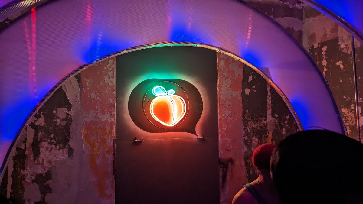 GayMexicoMap's tweet photo. Fiesta de inauguración a @_DALLAS_mx anoche. Que espacio tan cool con muchos cuartos de diseñó creativo https://t.co/RWXRhJfpnt