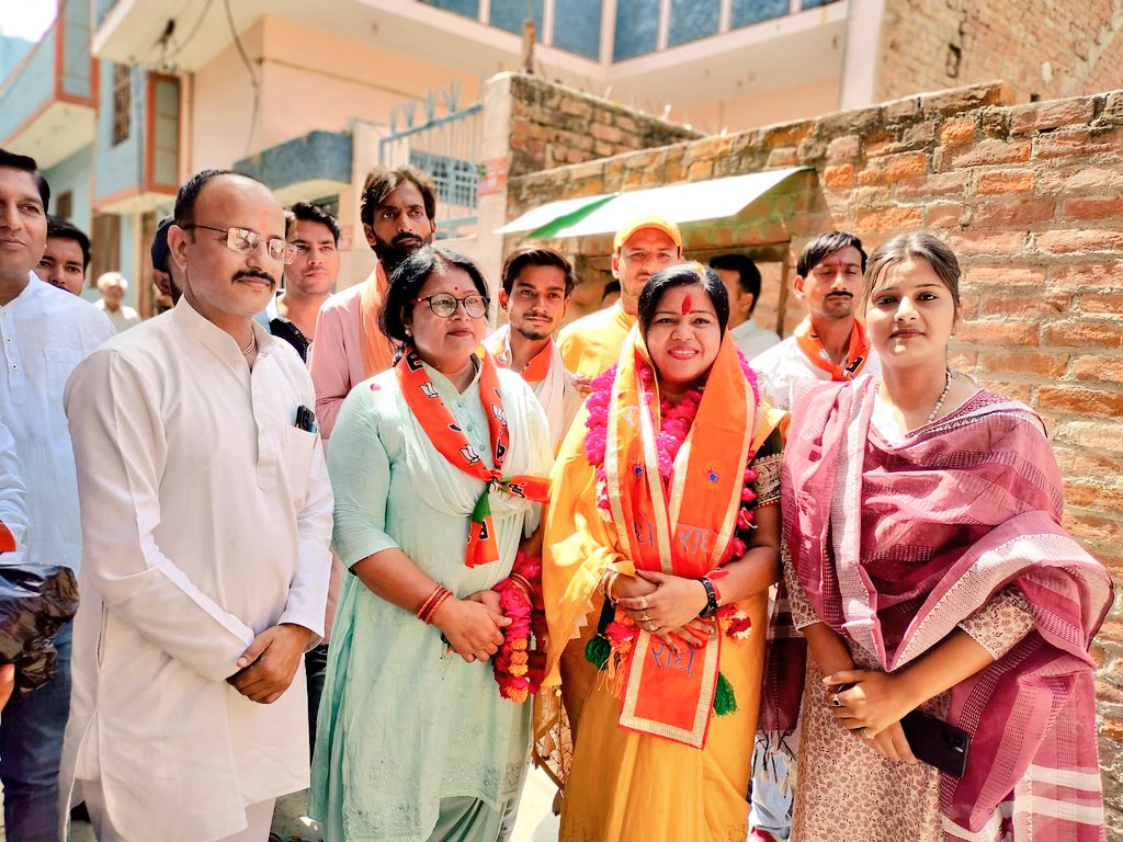 AshaPorwal5's tweet photo. आज सिरसागंज नगर पालिका परिषद भाजपा प्रत्याशी श्रीमती रंजना सिंह जी के समर्थन में जन संपर्क... 🌷🌷 https://t.co/KmBqyFZWLT