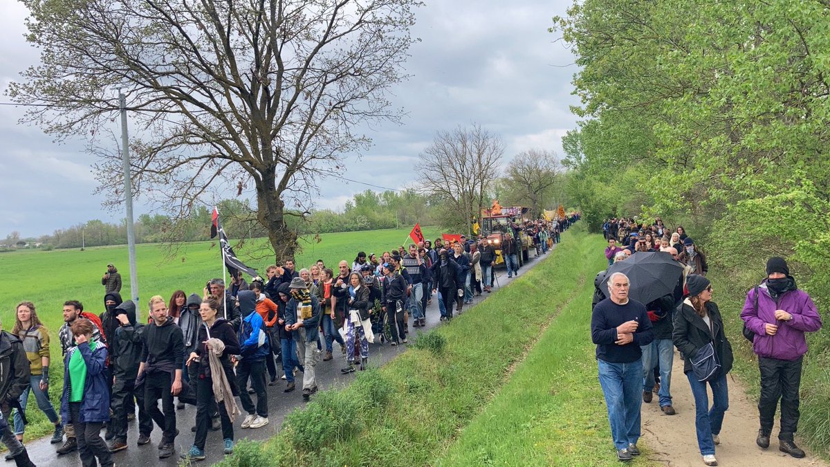 LaVoieEstLibre_'s tweet photo. Une marche de 8200 personnes, c'est magnifique !#sortiederoute , #lvel https://t.co/OglU8TwrwO