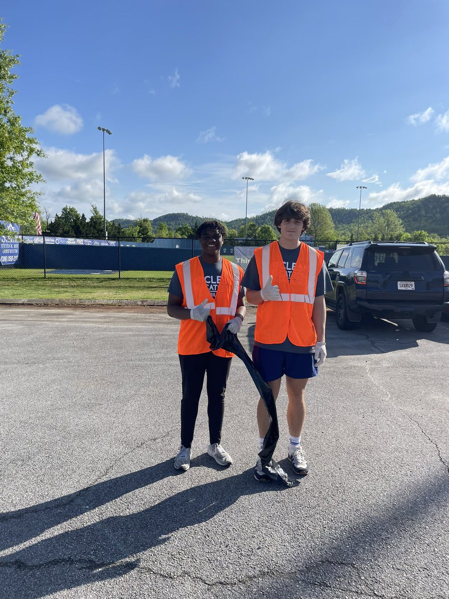 CoachACrisp's tweet photo. RHS Football and Cheer putting in work on a Saturday to make Ringgold better!! We had 60+ student athletes at our campus and on moving crews throughout Catoosa County! 
Impacting ouR campus, ouR community, and ouR country!! 
#DTM https://t.co/0SXqQzwtz3