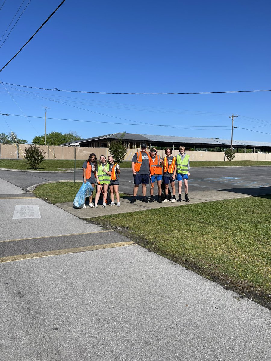 CoachACrisp's tweet photo. RHS Football and Cheer putting in work on a Saturday to make Ringgold better!! We had 60+ student athletes at our campus and on moving crews throughout Catoosa County! 
Impacting ouR campus, ouR community, and ouR country!! 
#DTM https://t.co/0SXqQzwtz3