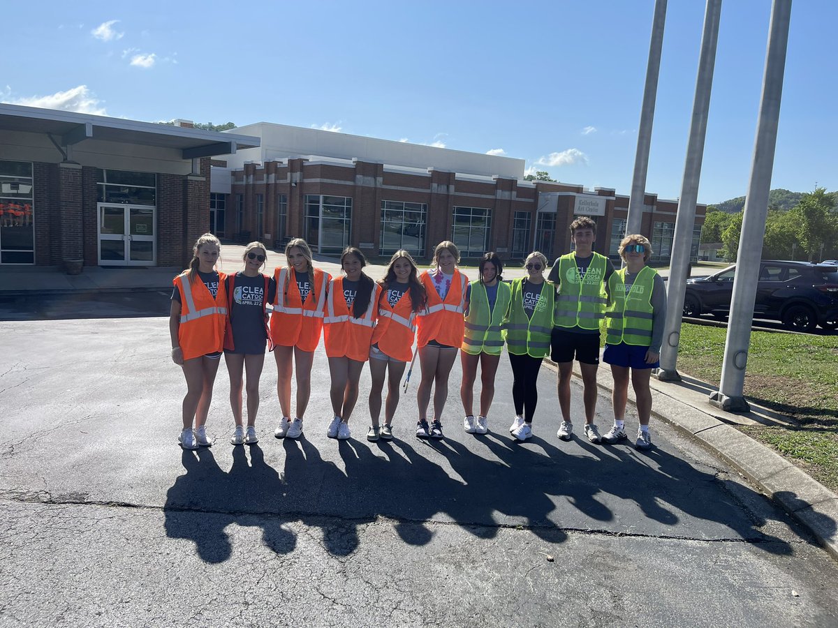 CoachACrisp's tweet photo. RHS Football and Cheer putting in work on a Saturday to make Ringgold better!! We had 60+ student athletes at our campus and on moving crews throughout Catoosa County! 
Impacting ouR campus, ouR community, and ouR country!! 
#DTM https://t.co/0SXqQzwtz3