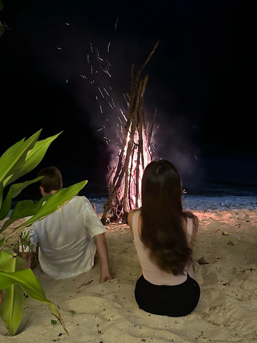 The night on the beach is fun, we can camp and light a fire and have fun with friends