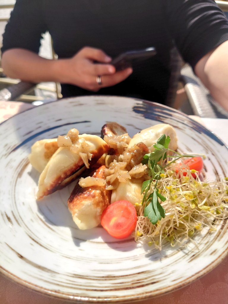 b_iseki's tweet photo. ポーランドではスープが有名でこのパンに入ったスープが😍朝ごはんにもスープ🥰　ピエロギと言う餃子みたいなのもあり色んな種類の物が入ってて美味しいー💕
#ポーランド #Warszawa #名物 #スープ #旅行 #食べ好き #pierogi https://t.co/maxrjS9uXc