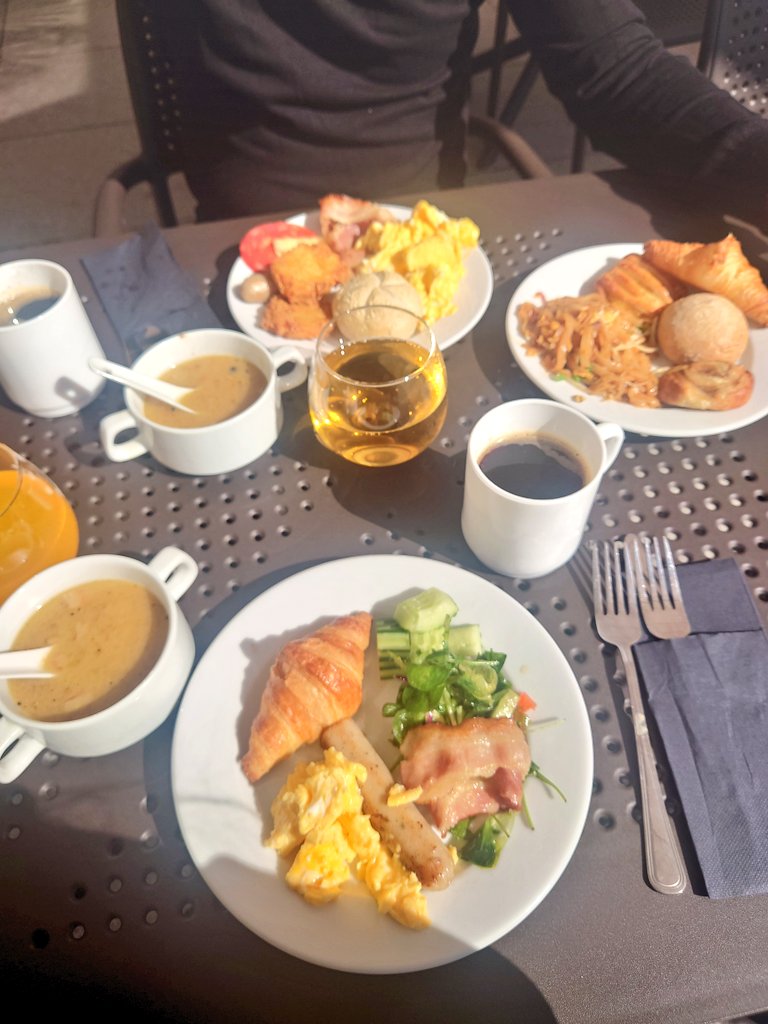 b_iseki's tweet photo. ポーランドではスープが有名でこのパンに入ったスープが😍朝ごはんにもスープ🥰　ピエロギと言う餃子みたいなのもあり色んな種類の物が入ってて美味しいー💕
#ポーランド #Warszawa #名物 #スープ #旅行 #食べ好き #pierogi https://t.co/maxrjS9uXc