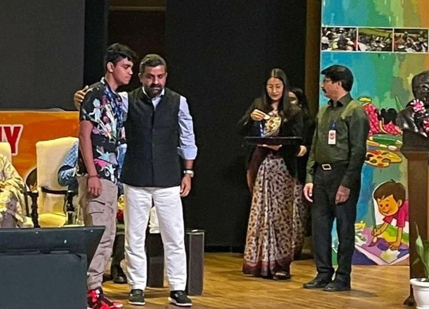 dppschool_se's tweet photo. ISHAAN KAPOOR #class XIA #SilverMedal #Shankarsonthespot #2022paintingcompetition.
#Heartiestcongratulations.
#painting #paintings #paintingoftheday #paint #competition #art #dpps #ShSanjayArora #CPDelhi #Talentandcreativity #atmadesh #Dependra_Pathak #DPPS #rubymalhotra https://t.co/27w9d6pyuX