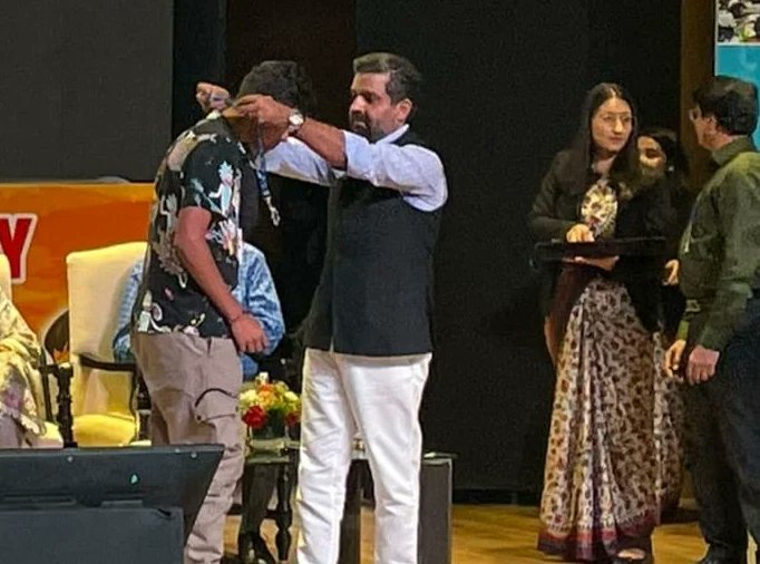 dppschool_se's tweet photo. ISHAAN KAPOOR #class XIA #SilverMedal #Shankarsonthespot #2022paintingcompetition.
#Heartiestcongratulations.
#painting #paintings #paintingoftheday #paint #competition #art #dpps #ShSanjayArora #CPDelhi #Talentandcreativity #atmadesh #Dependra_Pathak #DPPS #rubymalhotra https://t.co/27w9d6pyuX