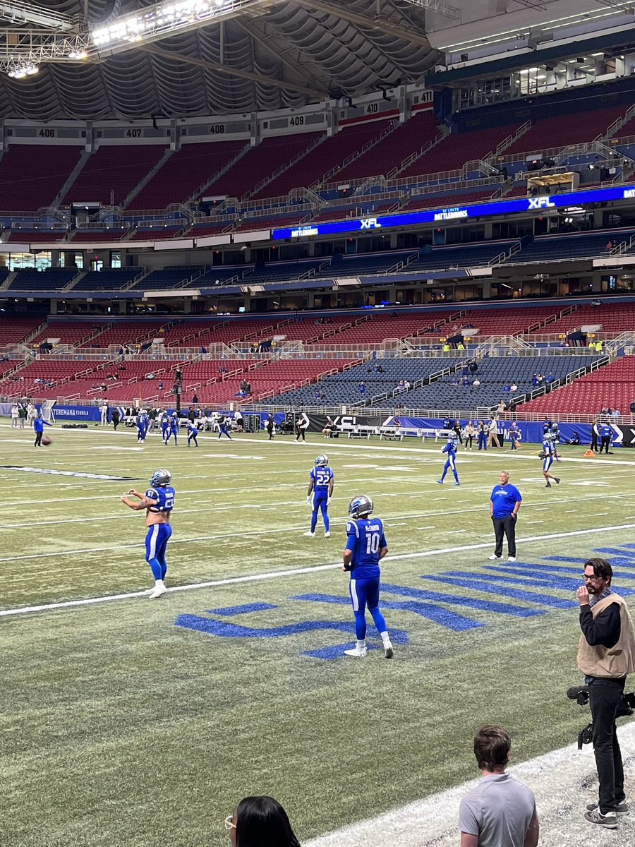 HawkedNLoaded's tweet photo. QB1 getting ready https://t.co/D4yWhNvGP1