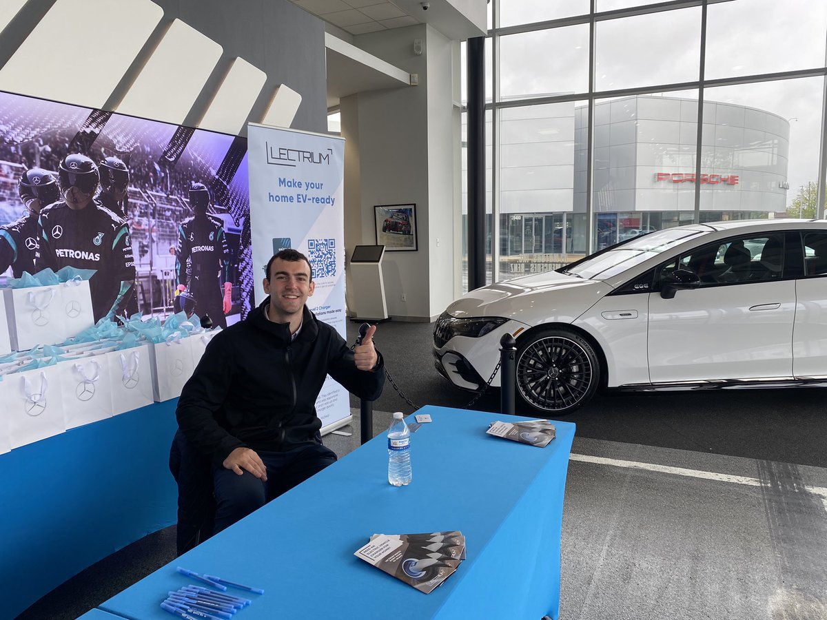 pbarba_22's tweet photo. Here representing @lectrium at the EQE Electrified test drive event β‘οΈ
Answering questions about battery sizes, charging speeds, range & how to charge your EV from home and in public!
#EQE #LECTRIUM #electrified #EQS #EQB https://t.co/5nL3EfdlJ9