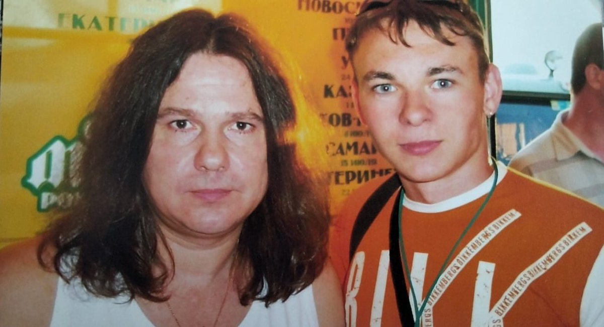 SevostyanovRu's tweet photo. История о том как я шлёпнул ЧИЖа по попе, перед толпой людей. 
Мне тогда лет 18 было или 19 (на фото я и он 😁) 
Вы наверняка, как минимум одну его песню знаете
"А не спеть ли мне песню о любви, 
не придумать ли мне новый жанр"
Любимые 2000-ые и русский рок https://t.co/EEKNQIMkAK