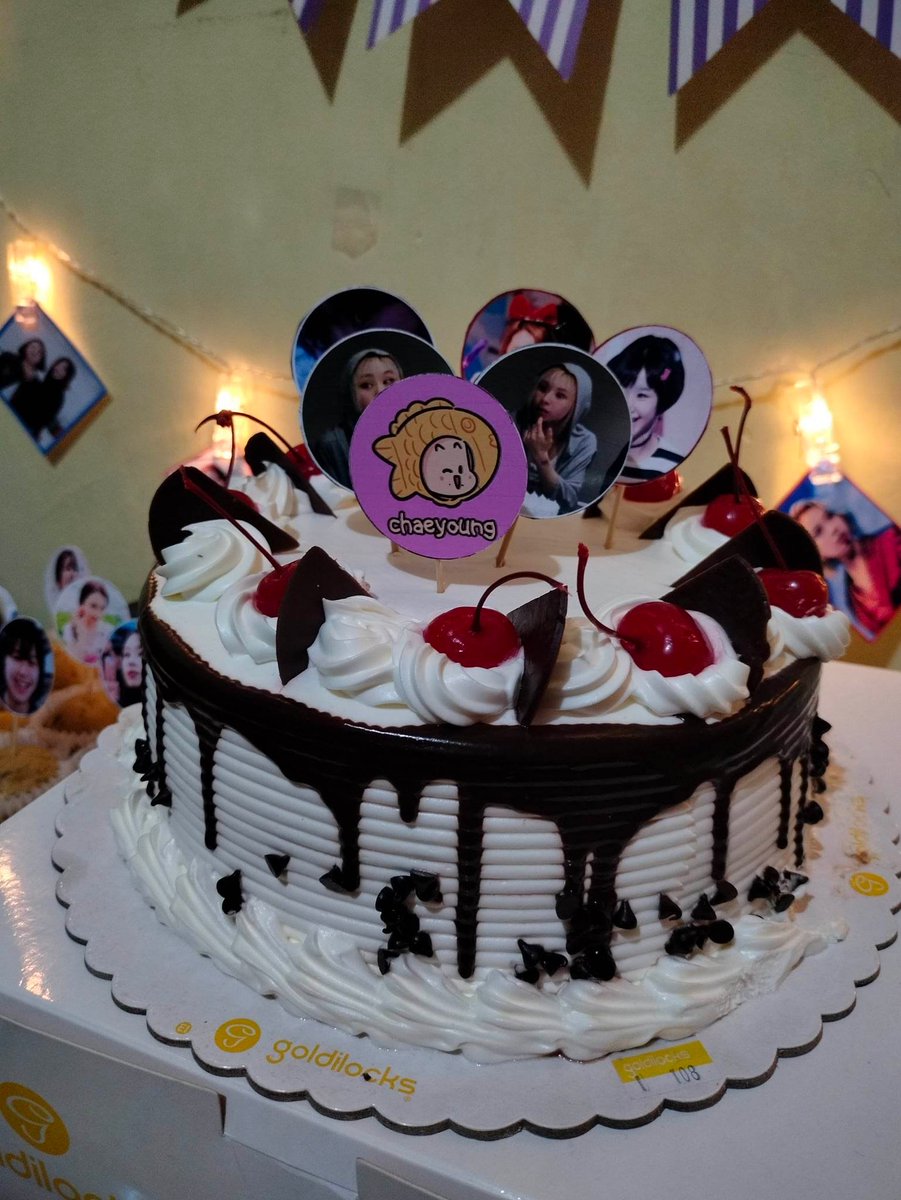 twiceulvr's tweet photo. happy birthday, chaeyoung! thank u for your existence, i hope u have a lovely day! you are and will always be special to me, u captured my heart since day one! keep that sweet smile of yours! Ü

#HappyChaeyoungDay 
#채영이가_행복이고_행운이지
#트와이스 #twice #채영 #chaeyoung https://t.co/cJ75aIgWzR