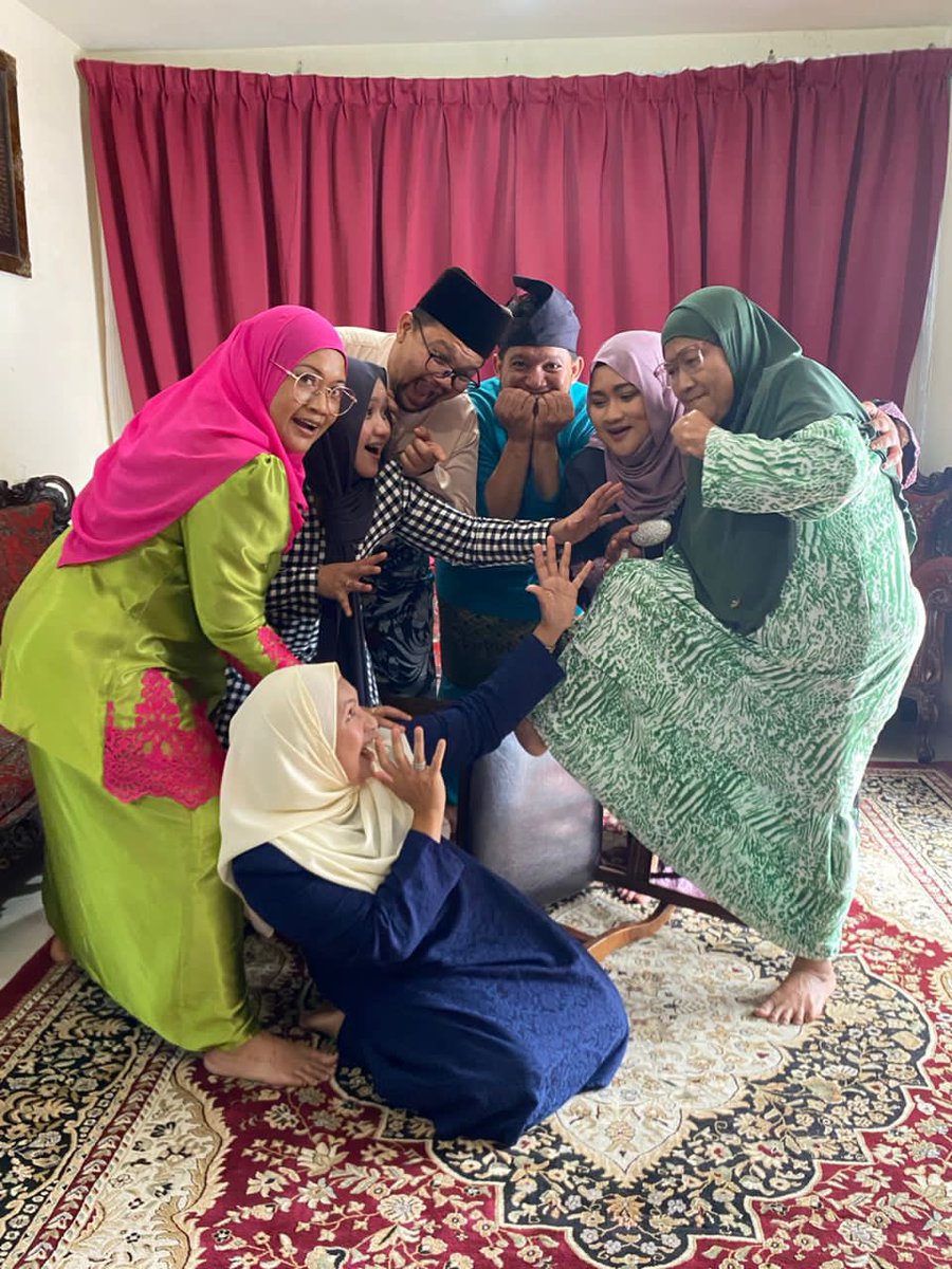 tashashot's tweet photo. My fam decided to forgo the studio-like raya shoots or OOTDs this year 😂😂😂

SHRMZB from my crazy fam to yours xx https://t.co/e3VsEACKqy