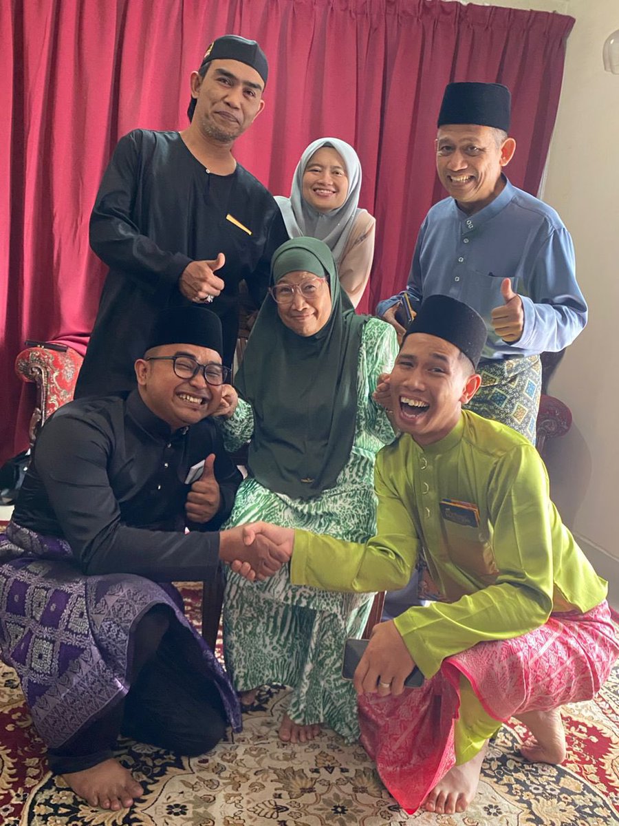 tashashot's tweet photo. My fam decided to forgo the studio-like raya shoots or OOTDs this year 😂😂😂

SHRMZB from my crazy fam to yours xx https://t.co/e3VsEACKqy