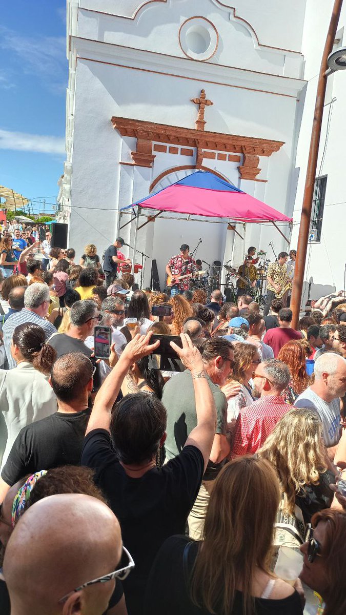 Trebufestival's tweet photo. Os tenemos abandonados pero es que no damos abastos. 
Así está ahora mismo el escenario de la escalera del Teatro. #Trebufest #Trebujena #Trebufestival2023 https://t.co/djNzgvnz9x