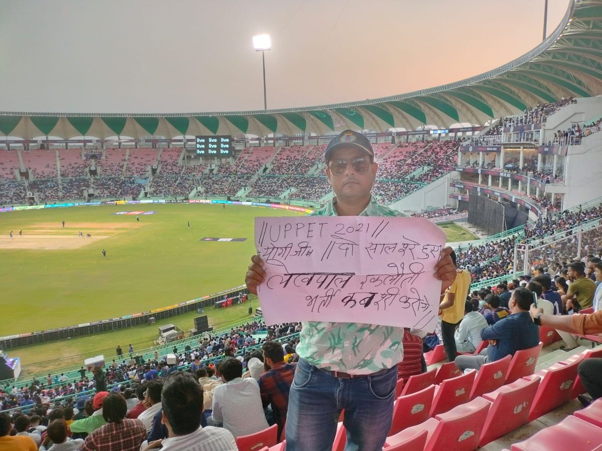 vipinshuklabst's tweet photo. ये अभ्यर्थी मैच देखनें नही, सरकारी कार्यप्रणाली और खुद को लोकतन्त्र का चौथा स्तंभ साबित करने वाली मीडिया संस्थानों को आईना दिखा रहें हैं
युवाओं के नाम पर दुनिया भर में सीना चौड़ा करने वाली सरकारें, प्रतियोगी परीक्षा के अभ्यर्थियों की पीड़ा को कब समझेंगी
#declare_up_lekhpal_result https://t.co/3CFaxBSgA9