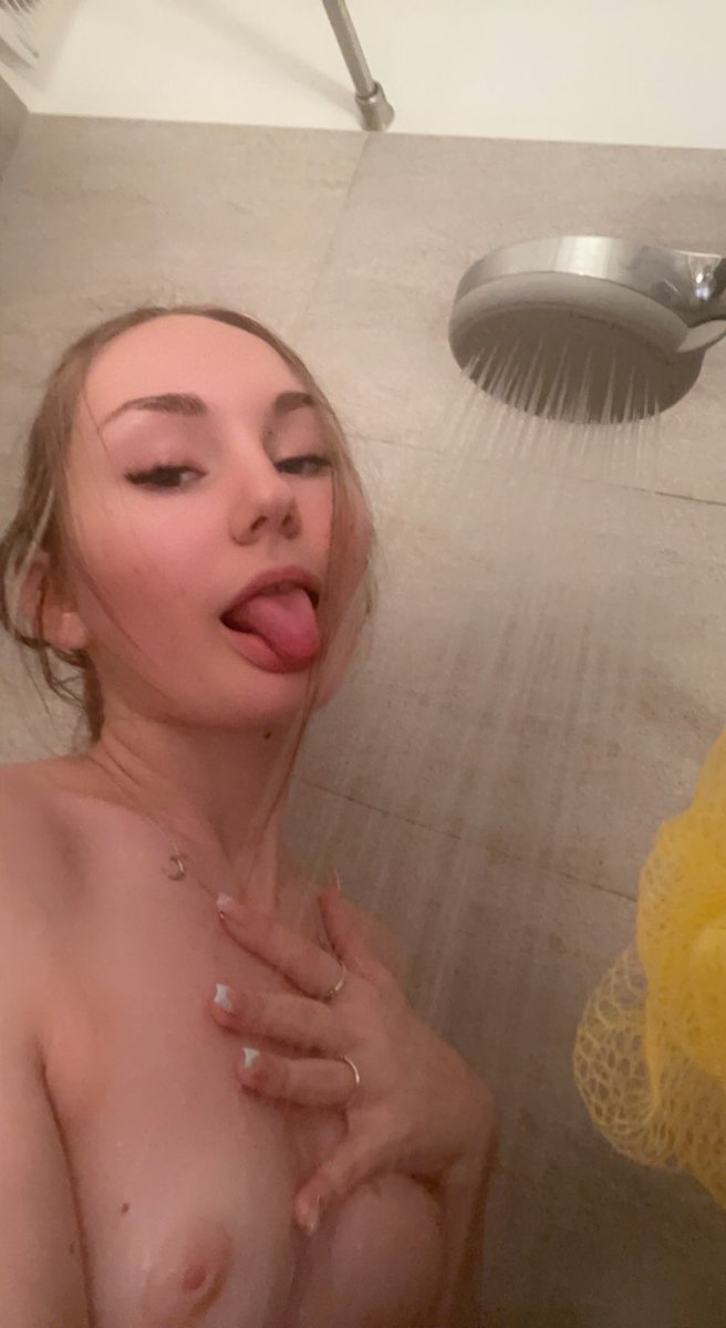 Emilyyy2k's tweet photo. Do you want to see me finger myself in the shower?😏
200 retweets and I will post a nice video x😉 https://t.co/IBOhtc9pFe