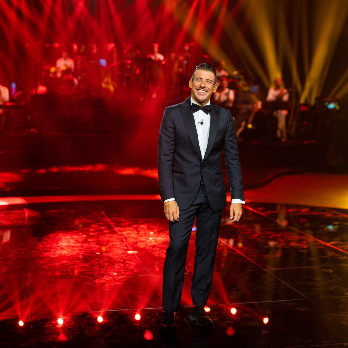 In particolare vorrei ringraziare <a href="/RaiUno/">Rai1</a>, il mio team di lavoro <a href="/artistfirst_it/">Artist First</a> e @ma9promotion, tutta la squadra di <a href="/ballandi/">Ballandi</a>, <a href="/duccioforzano/">duccioforzano</a> per la sua impeccabile regia e i suoi preziosi consigli, gli autori, il corpo di ballo, la band, i costumisti, tutti i tecnici e