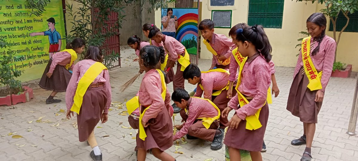 वाराणसी के एक विद्यालय में विश्व पृथ्वी दिवस के अवसर पर बच्चों ने "ग्रेट ग्लोबल क्लीनअप ड्राइव" अभियान चलाया गया, जिसमें विद्यालय के बाल सांसदों ने हिस्सा लिया। अभियान में <a href="/VESSIndia/">Vision Electronic Security Solutions</a> परिवार ने भी प्रतिभाग किया। 
<a href="/UPGovt/">Government of UP</a> <a href="/CMOfficeUP/">CM Office, GoUP</a> <a href="/thisissanjubjp/">Sandeep Singh</a> <a href="/bsavaranasi1/">BSAVaranasi</a>