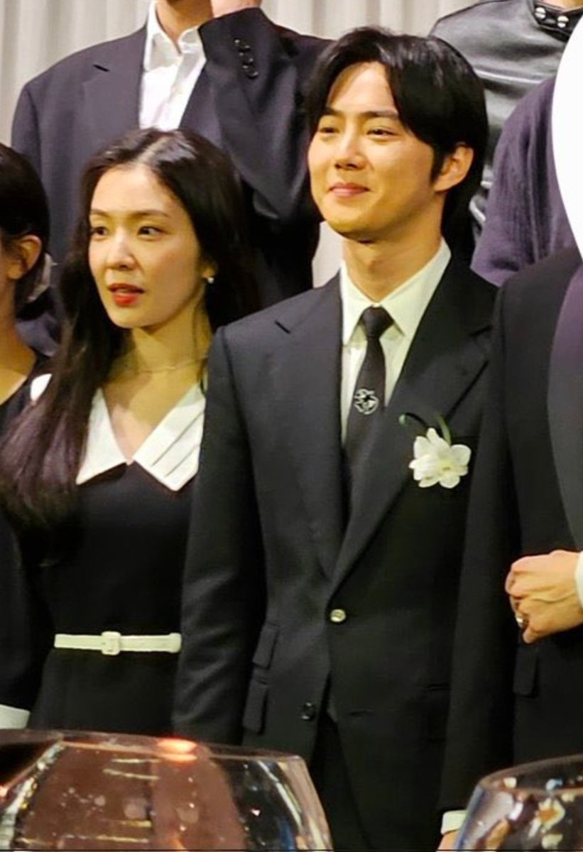 hurdle91's tweet photo. Diantara byknya org disana aku langsung salfok ke kalian yaa.. Coii ini vibesnya kayak suho irene yg nikahan😭😭😭
SURENE JAYA JAYA JAYA!!! https://t.co/uUtNfJuksX