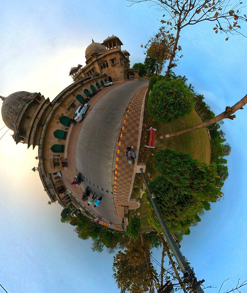 kuchhvishesh's tweet photo. ये तस्वीर कानपुर की है। आप खुद गेस करिये कहाँ की है। अर्थ डे पर एक ख़ास कैमरा से यह तस्वीर हमारे फ़ोटोजर्नलिस्ट वैभव ने ली है। #EarthDay https://t.co/bFQEsk8j6M