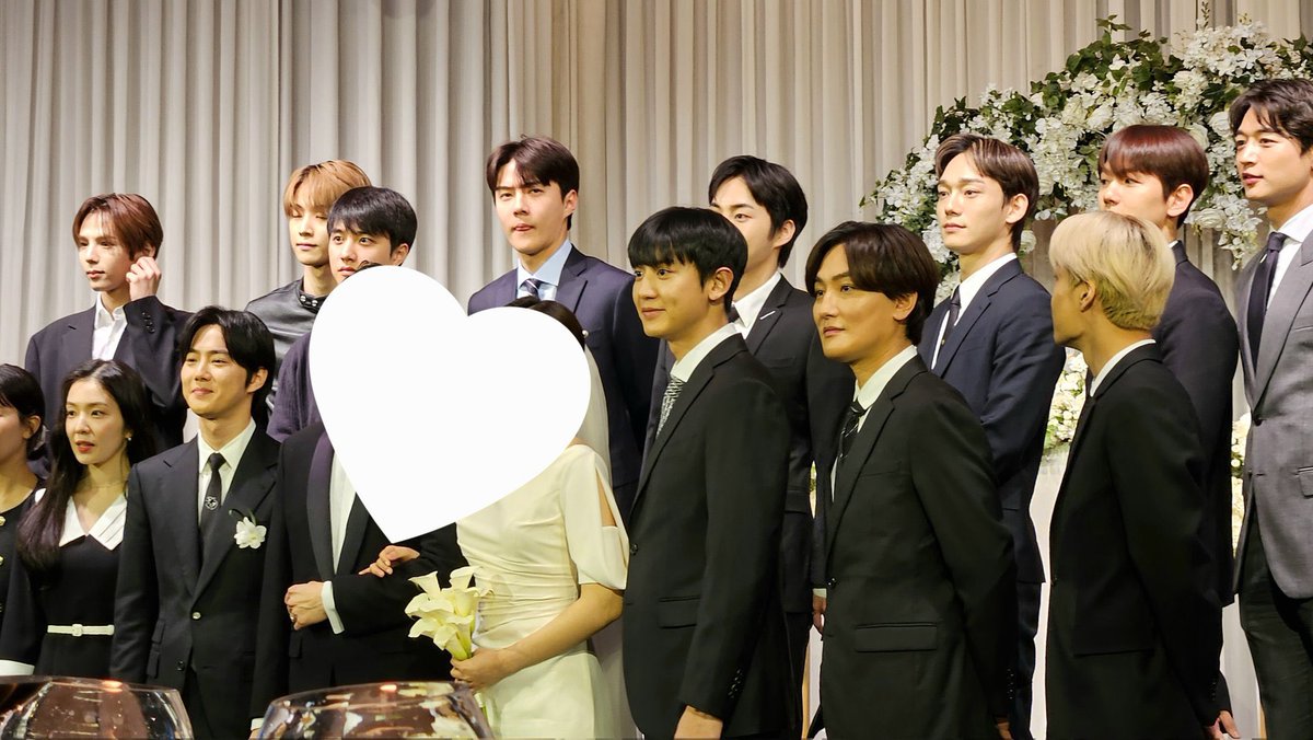 hurdle91's tweet photo. Diantara byknya org disana aku langsung salfok ke kalian yaa.. Coii ini vibesnya kayak suho irene yg nikahan😭😭😭
SURENE JAYA JAYA JAYA!!! https://t.co/uUtNfJuksX