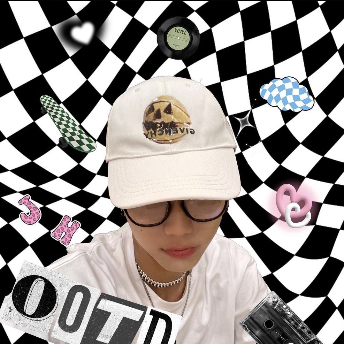 onion_WM's tweet photo. 종형이 인스타에 올라온 사진으로 인생네컷 프레임 만들깅  아무도 안 쓸 거 같지만 그래두 …사용료는 RT🫶 https://t.co/dZdKEAeE2R