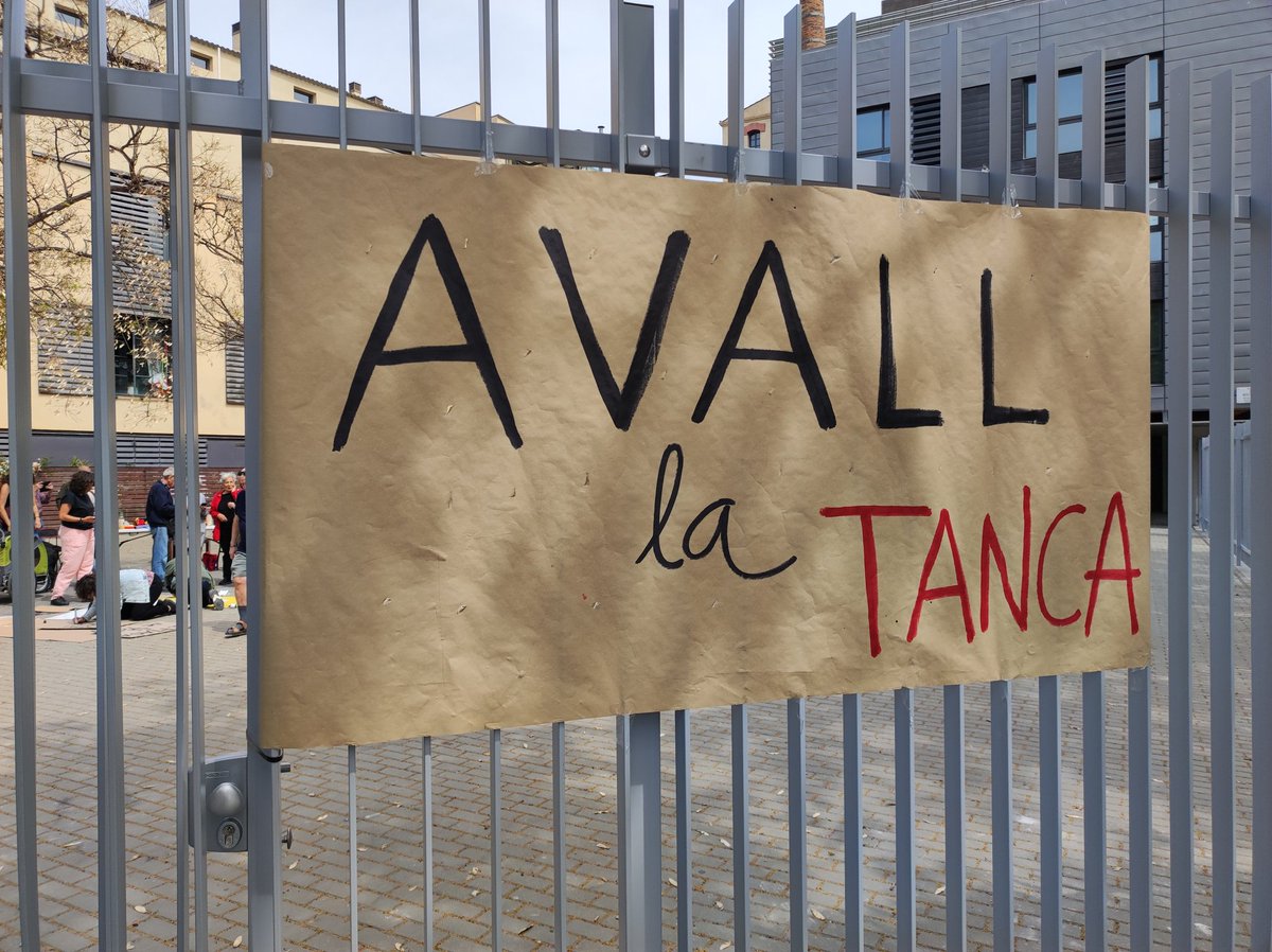 El veïnat organitzat del #Poblenou protestant per l'apropiació de la Plaça Mercè Sala per els propietaris del Passatge Mas de Roda👇🌼✊