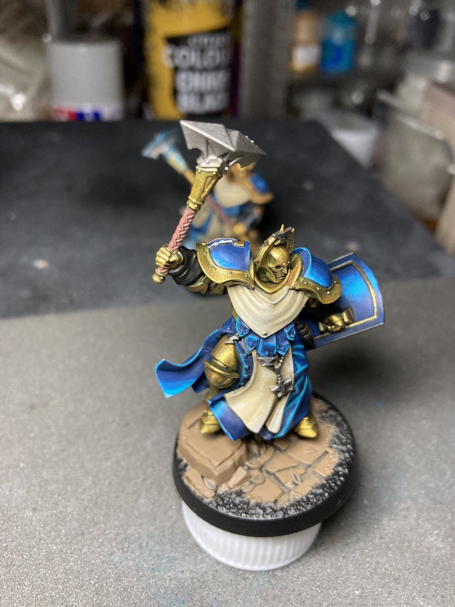 ini8nozo's tweet photo. 今日のシークイター🎨
マントの続きと盾を🟦
結構いい感じ🌟
#warhammer
#stormcast
#sequitors https://t.co/LiCaf4kvzB