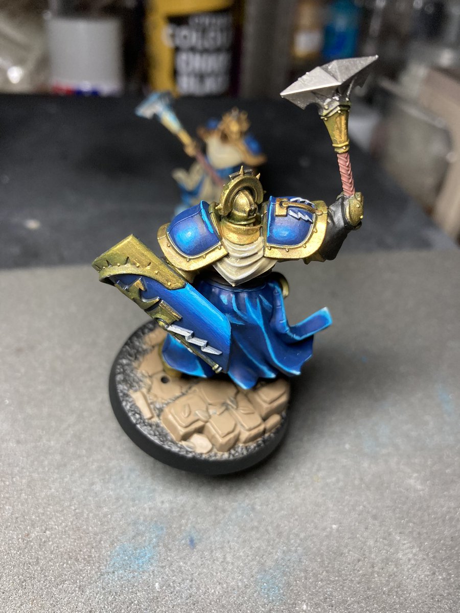 ini8nozo's tweet photo. 今日のシークイター🎨
マントの続きと盾を🟦
結構いい感じ🌟
#warhammer
#stormcast
#sequitors https://t.co/LiCaf4kvzB