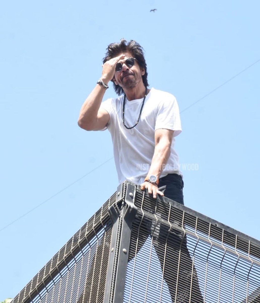 Ind_RAM_'s tweet photo. @iamsrk Love you Boss 😍😍 https://t.co/ABLWbHRXqL