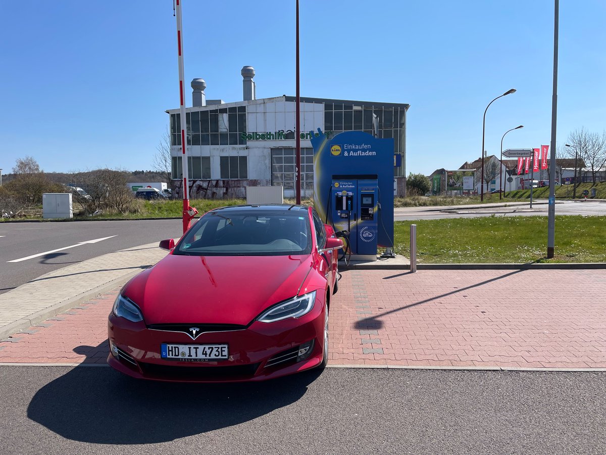 _tho_'s tweet image. Lohnt sich heute nicht: @lidl Aus der 50kW Ladesäule kommen nur 12kW und nach paar Min bricht es ab. #circontrol #rügen #ladeinfrastruktur